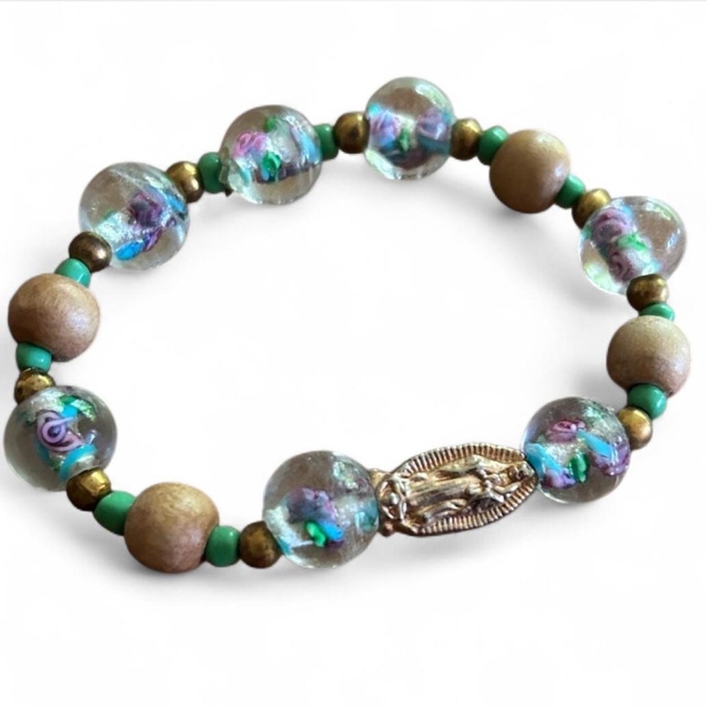 Elegant Beaded Bracelet with Floral Accents